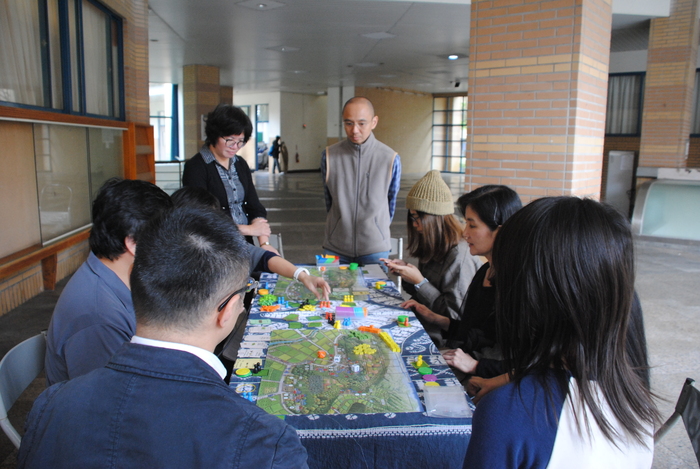 與會來賓一起試玩開發中的合作社桌遊與討論圖片